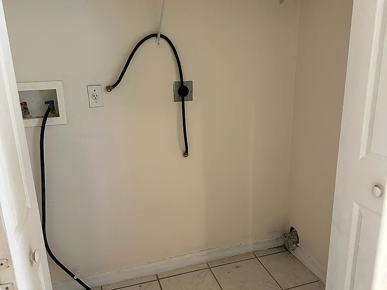 Washer / Dryer hookups