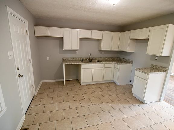 4th image of 524 Dennis Way