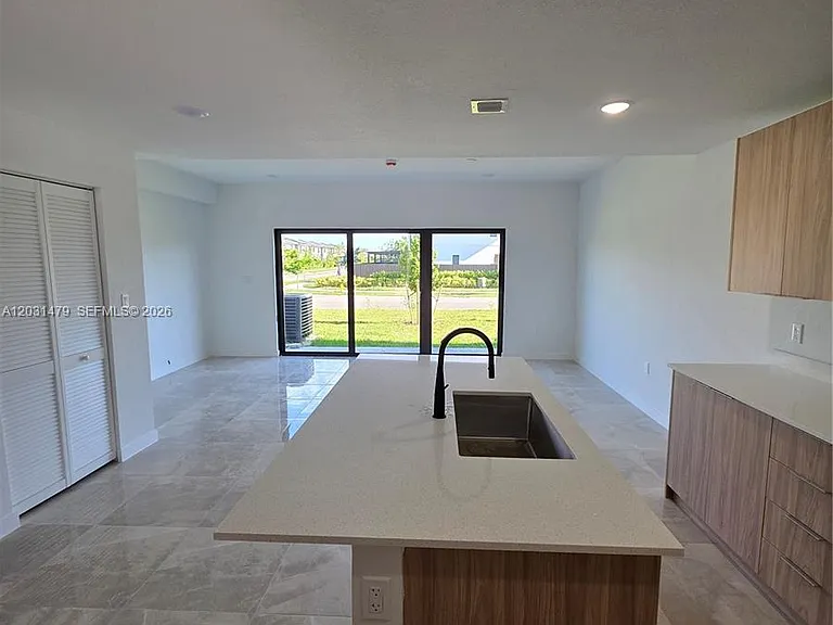 1305 NW 4th Ter #1305 — Photo 3