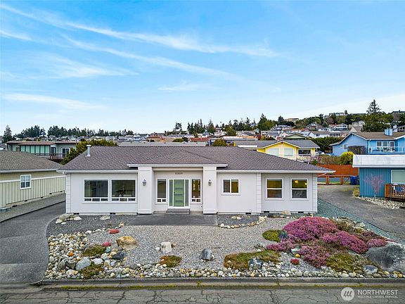 2nd image of 5208 Doon Way