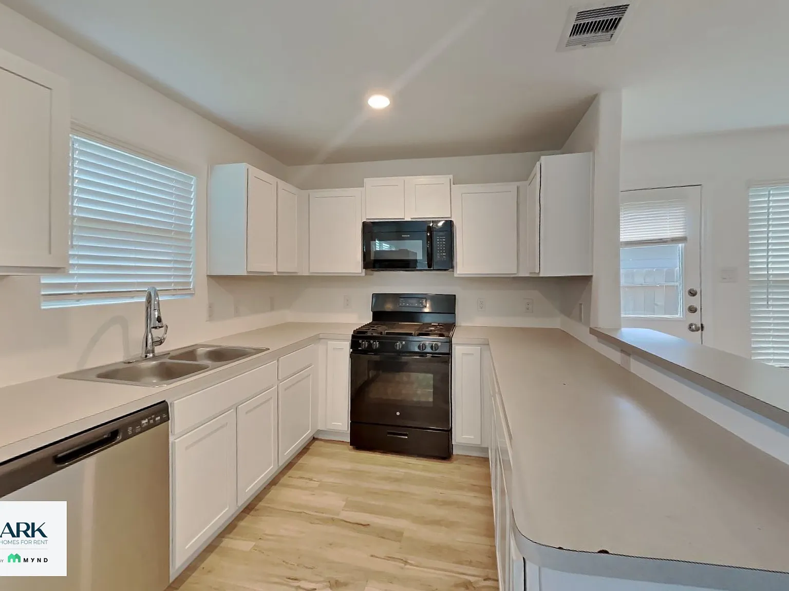 4 bed, 2.5 bath, 1851 sqft, $1,849 — Photo 4