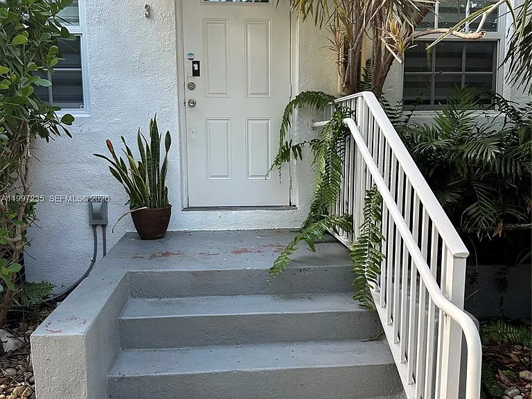 8401 Crespi Blvd #3 — Photo 2