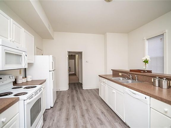 5th image of 913 W Clay St