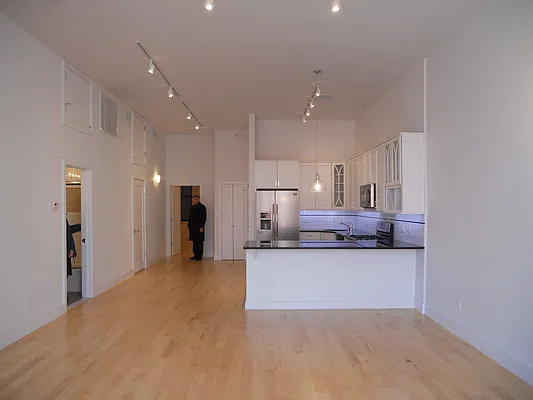 Rented by Manhattan Property Group | media 31