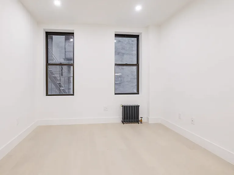 300 W 21st St #41 — Photo 2