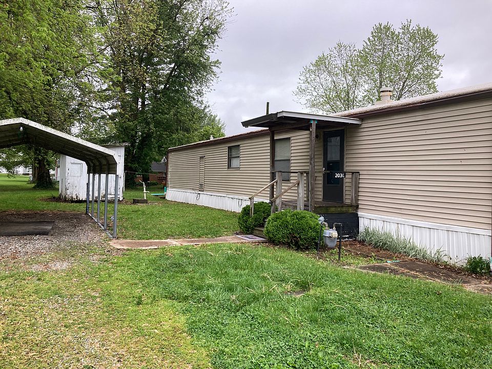 View of front yard and driveway