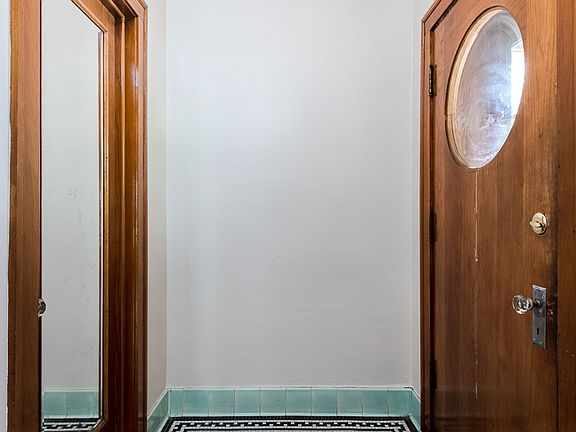 3rd image of 2403 Scoville Ave