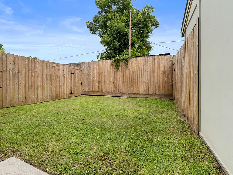 212 Highland Oaks Ln — Photo 11
