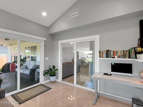 5th image of 828 Hackney Ln