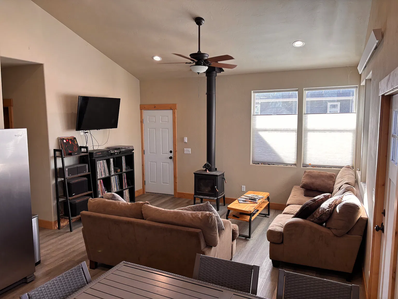 2 bed, 960 sqft, $2,400 — Photo 2