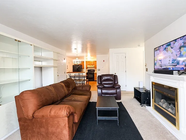 610 S Franklin St #B202 — Photo 6