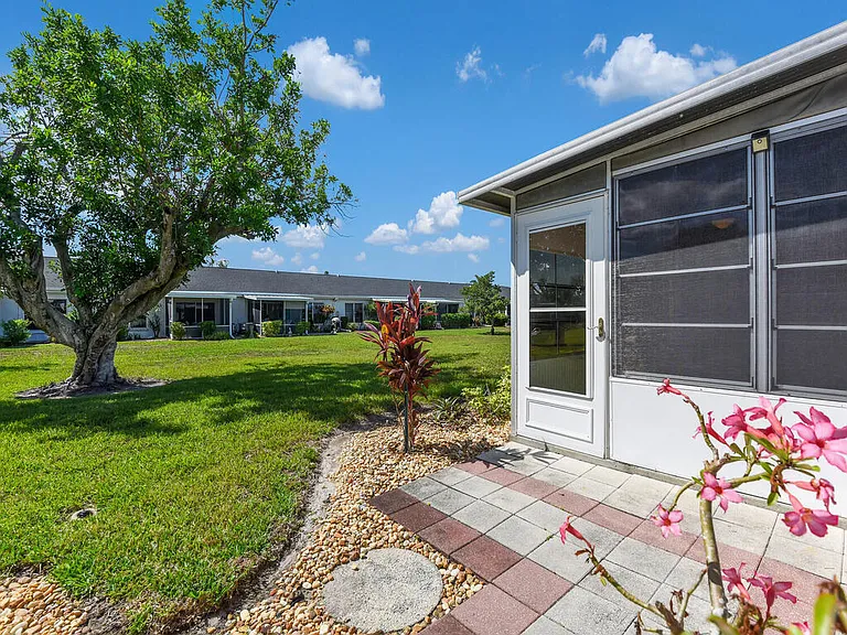 6815 Sandtrap Dr — Photo 18