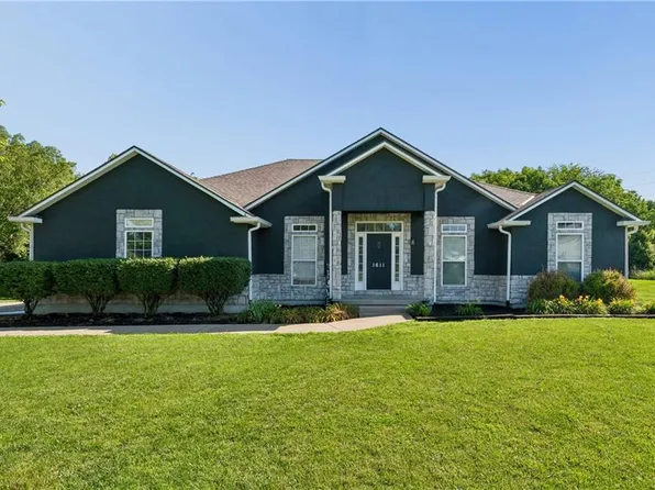 1611 Deer Run Rd, Oak Grove, MO 64075