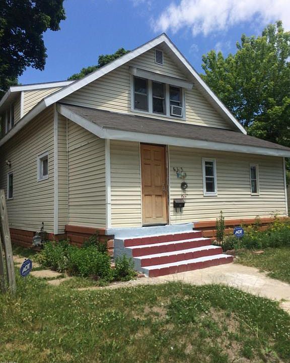 1st image of 835 Oakdale St SE