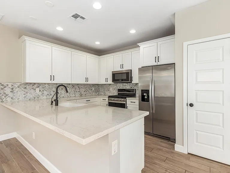2026 W Desert Hollow Dr — Photo 5