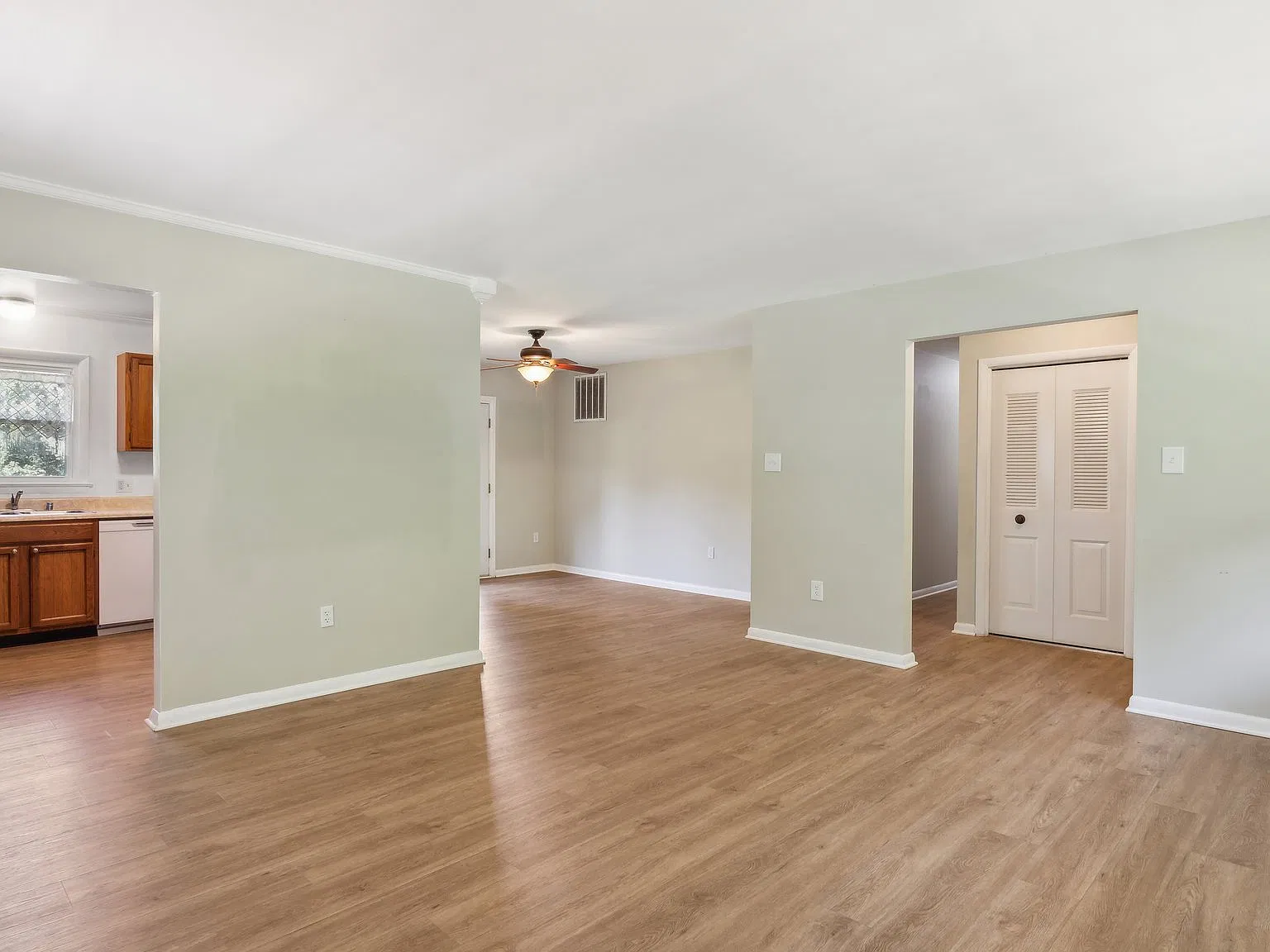 3 bed, 1300 sqft, $3,000 — Photo 4