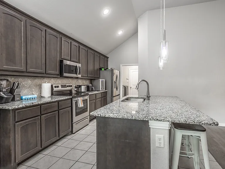 900 Vintage Ave — Photo 11