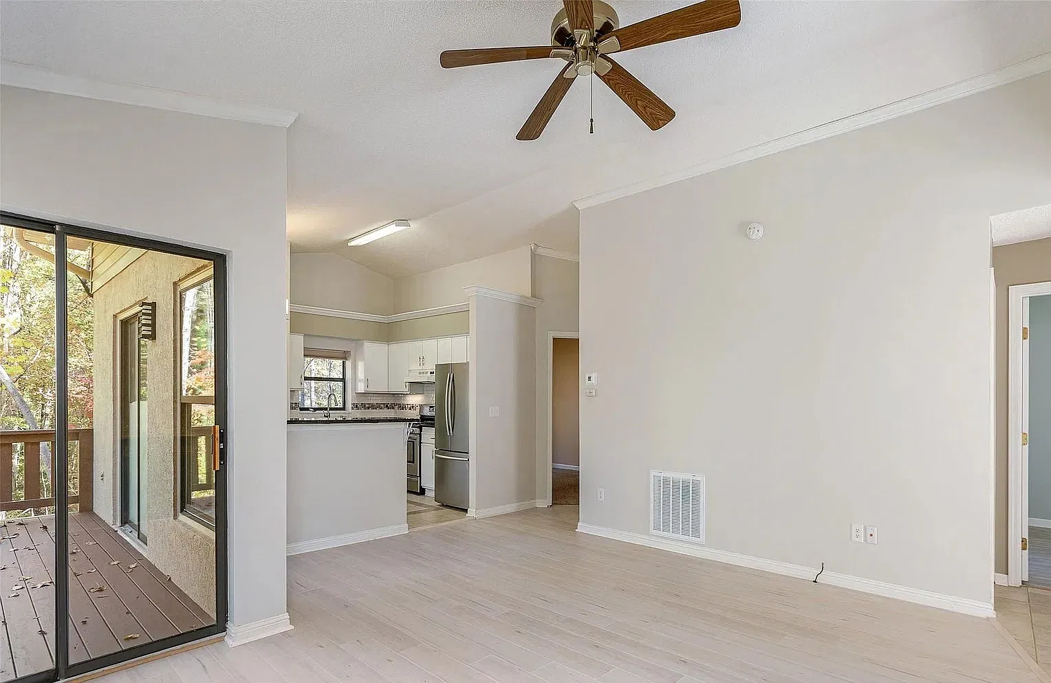 2 bed, 1044 sqft, $2,400 — Photo 2