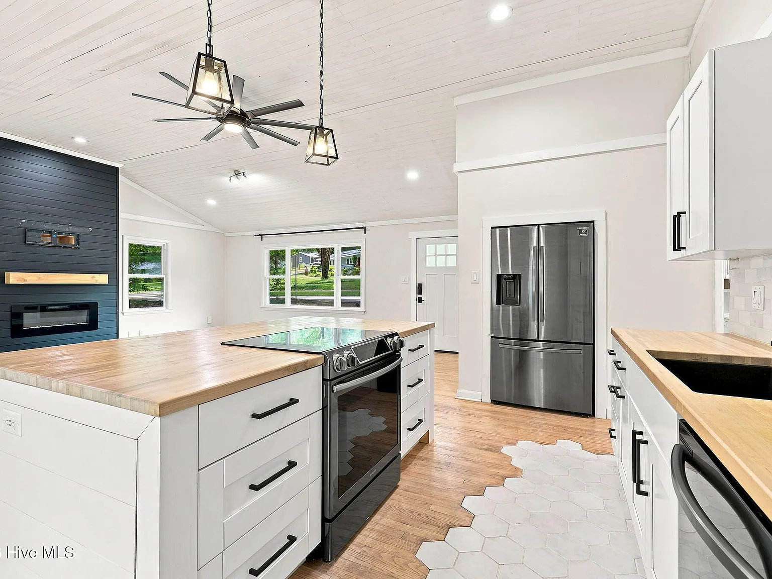 3 bed, 1.0 bath, $2,100 — Photo 4