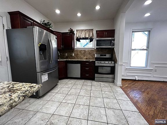 3rd image of 84 Orchard St Floor 1