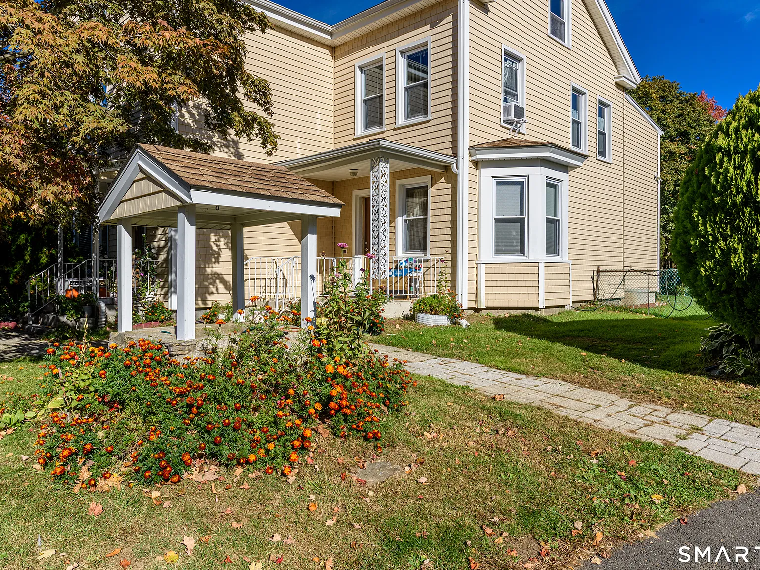 2 bed, 1.5 bath, 4893 sqft, $2,400 — Photo 1