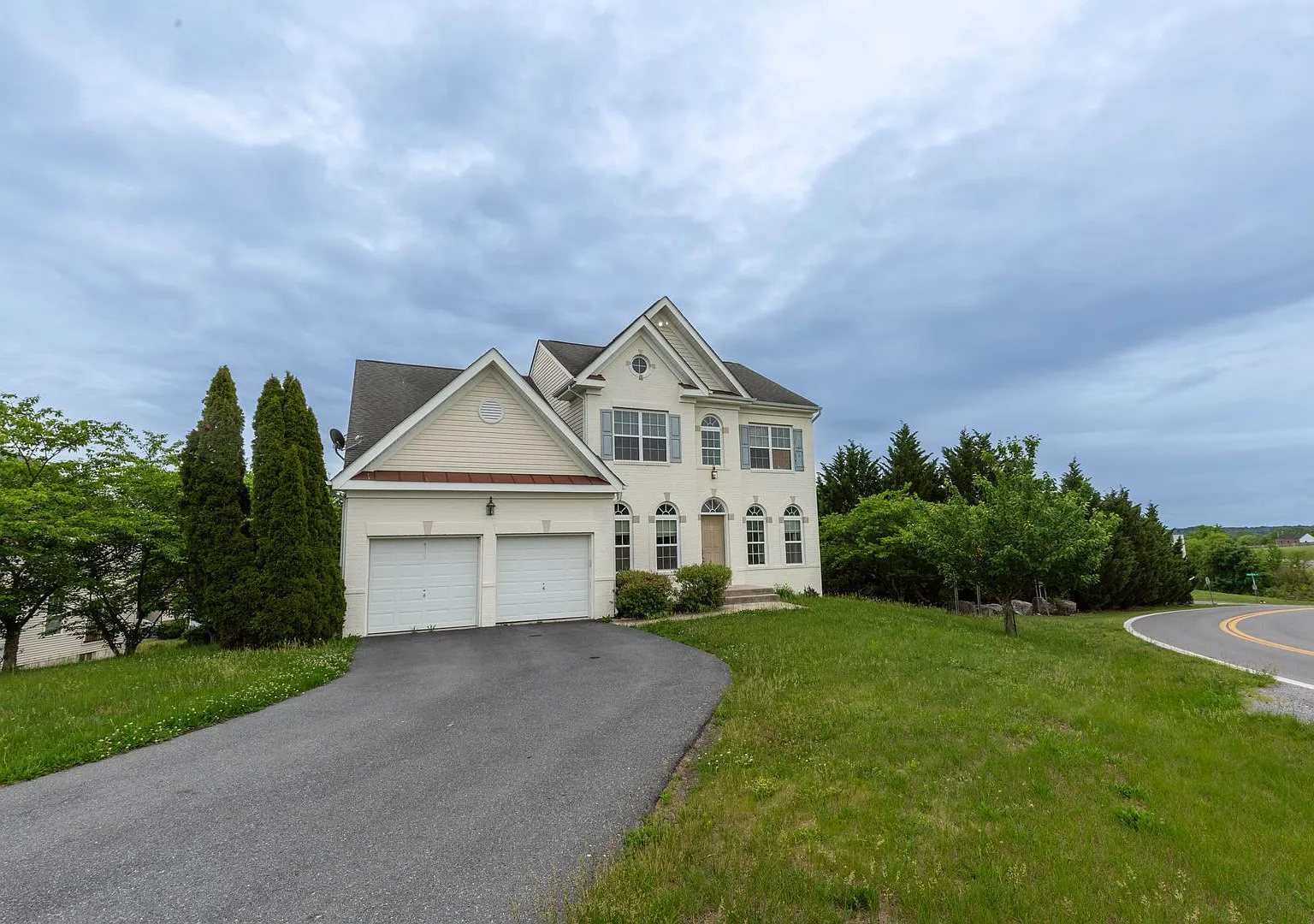 5 Bed, 3.5 Bath, Single Family Home in Martinsburg, WV — Photo 4