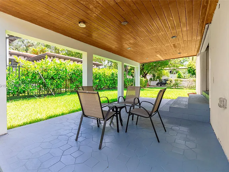 1015 Pizarro St — Photo 11