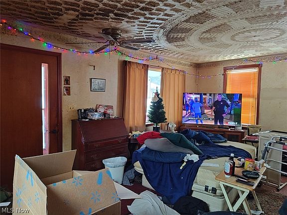 3rd image of 102 E Liberty St