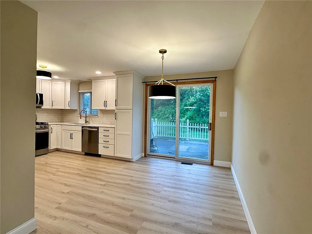 3 bed, 1.5 bath, $1,700 — Photo 4