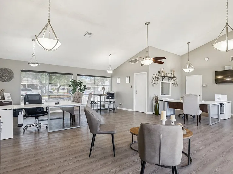 Leasing Center