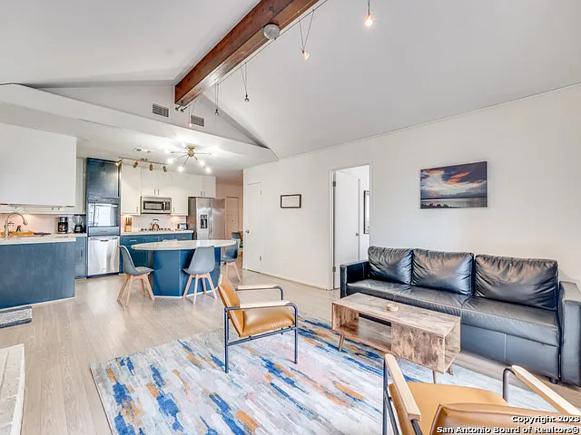 2 bed, 2.0 bath, 1064 sqft, $2,200 — Photo 1