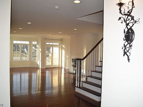 3rd image of 7 Sichel Ct