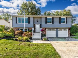 3975 Autumnway Ln, Hamburg, NY 14075