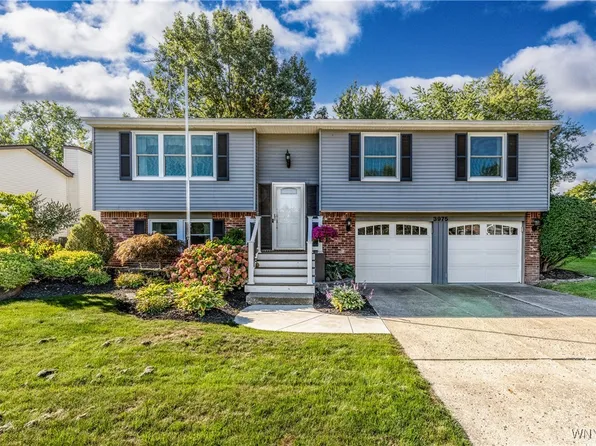 3975 Autumnway Ln, Hamburg, NY 14075