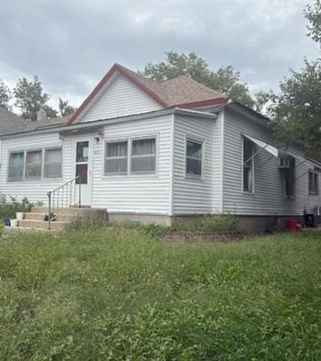 1st image of 407 E 3rd St