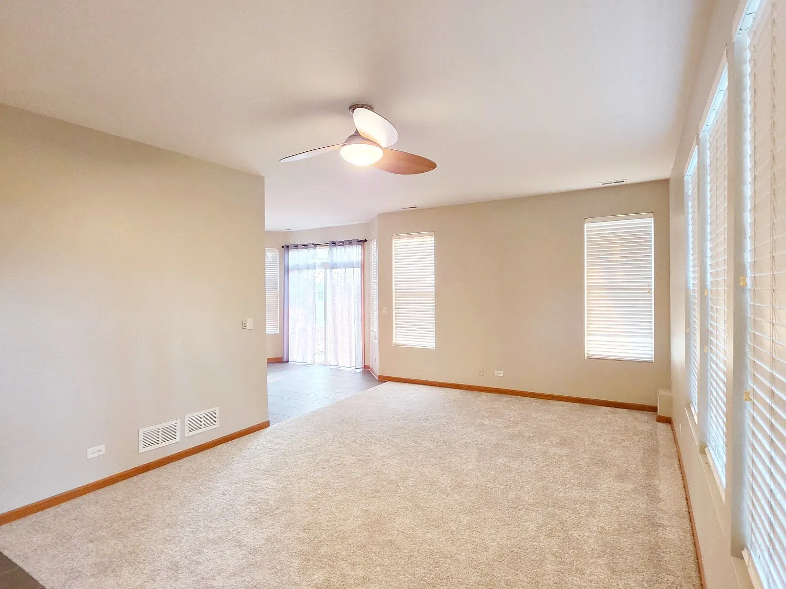 3 bed, 2.5 bath, 1594 sqft, $2,500 — Photo 3