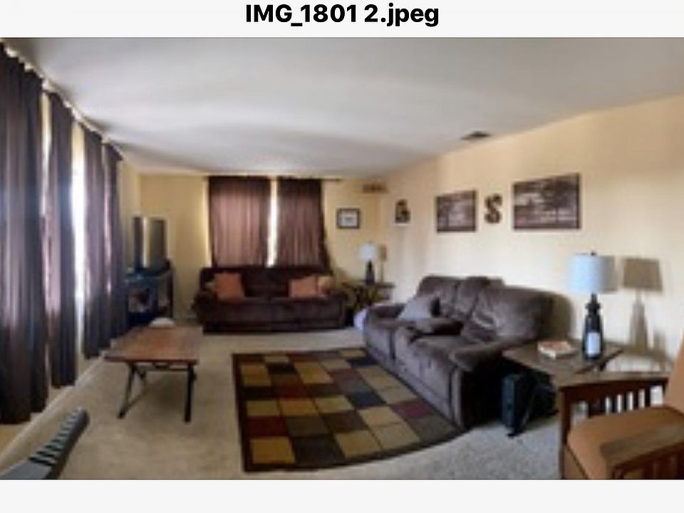 Comfy Living Room off Entry!