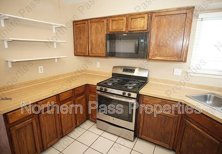 637 Woodcrest Ln — Photo 7