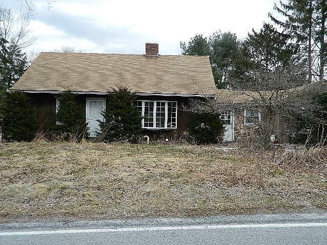 2nd image of 572 Lakeside Rd
