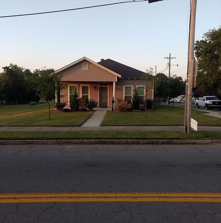 1st image of 701 E 17th St