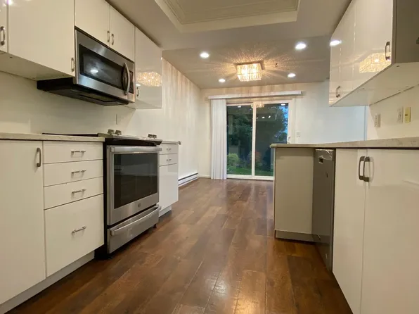 15204 NE 8th St, Bellevue, WA 98007