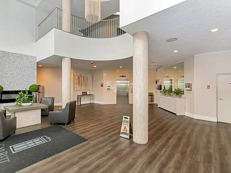 425 Simcoe St — Photo 1