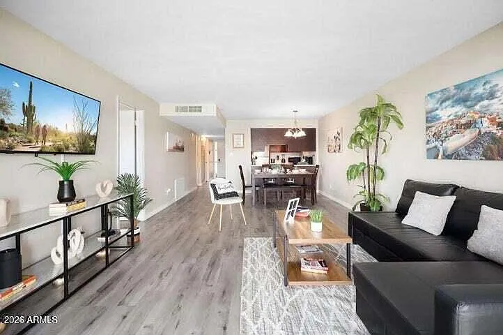 4 bed, 1281 sqft, $2,550 — Photo 4
