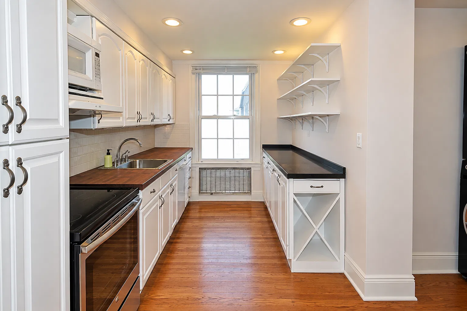 2 bed, 837 sqft, $2,800 — Photo 3