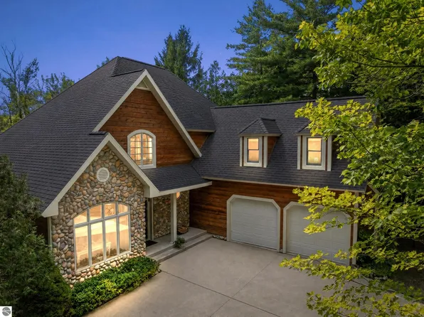 407 N Twin Pines Dr, Lake Leelanau MI