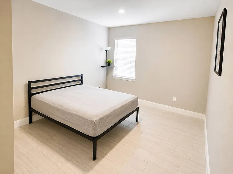 6345 NW Cloverdale Ave — Photo 12