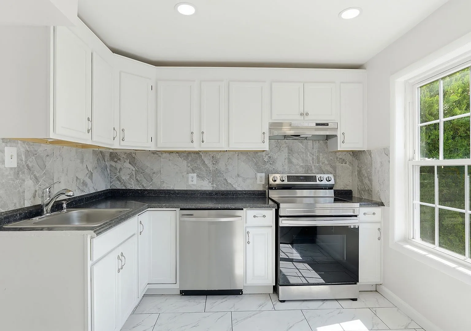 Discover stylish living in this beautifully renovated two level townhome, thoughtfully updated wi... — Photo 4