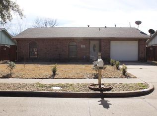 537 N Holiday Dr, Grand Prairie, TX 75052