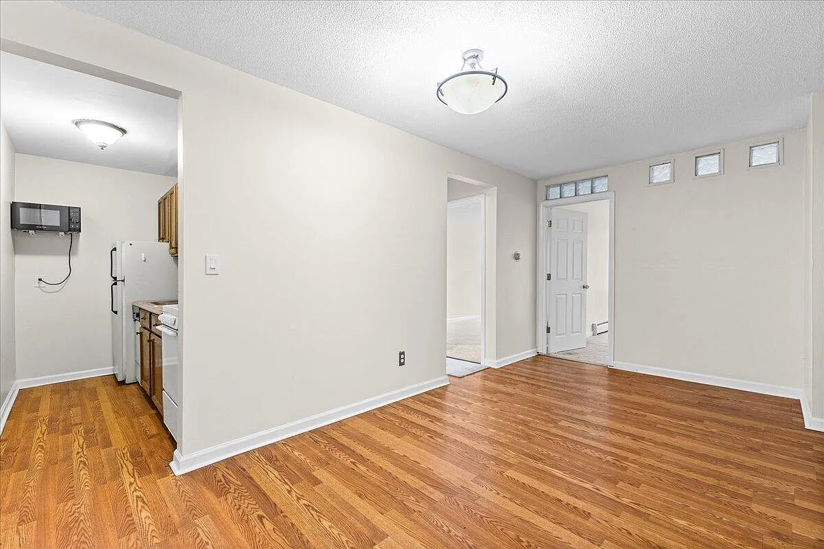 2 bed, 1.0 bath, 647 sqft, $1,300 — Photo 3