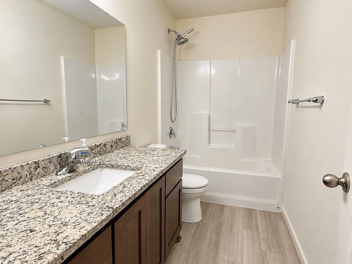 3 bed, 2.0 bath, 1880 sqft, $1,900 — Photo 4